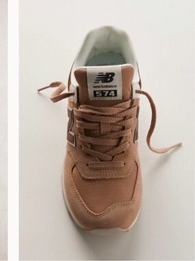 New Balance 574 Sneaker in Dusty brownish rose  and White suede shoe